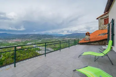 Vista generica sulle montagne o vista sulle montagne dall'interno dell'appartamento