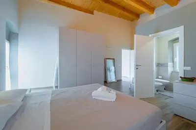 Letto o letti in una camera di GuestHost - Comfy & Roomy Apt - View on the Ligurian Hills!