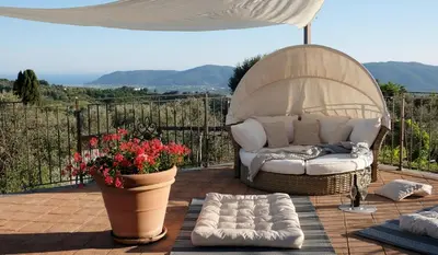 Vista generica sulle montagne o vista sulle montagne dall'interno della casa vacanze