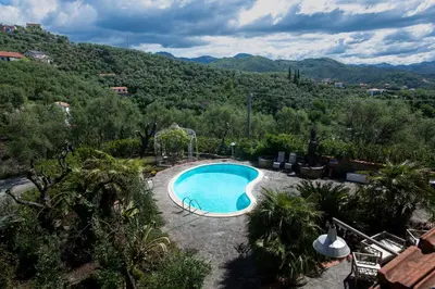 Vista generica sulle montagne o vista sulle montagne dall'interno della casa vacanze