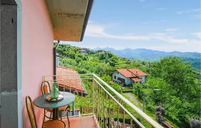 Vista generica sulle montagne o vista sulle montagne dall'interno dell'appartamento