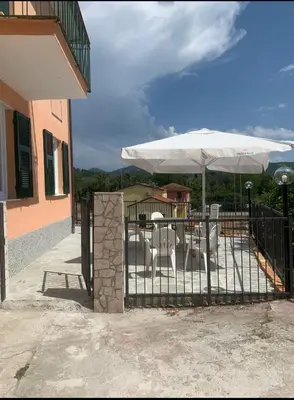 Vista generica sulle montagne o vista sulle montagne dall'interno della casa vacanze