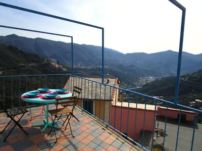 Vista generica sulle montagne o vista sulle montagne dall'interno della casa vacanze
