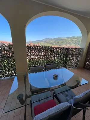 Vista generica sulle montagne o vista sulle montagne dall'interno dell'appartamento