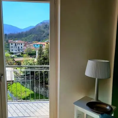 Vista generica sulle montagne o vista sulle montagne dall'interno dell'appartamento
