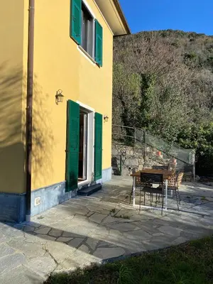 Vista generica sulle montagne o vista sulle montagne dall'interno della casa vacanze
