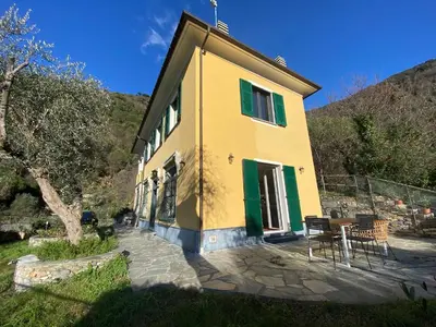Vista generica sulle montagne o vista sulle montagne dall'interno della casa vacanze