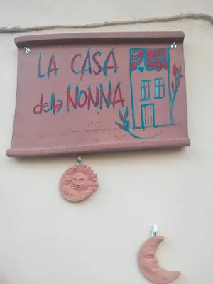 Certificato, attestato, insegna o altro documento esposto da La casa della Nonna