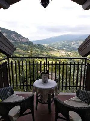 Vista generica sulle montagne o vista sulle montagne dall'interno dell'appartamento