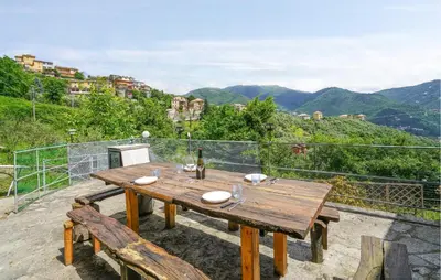Vista generica sulle montagne o vista sulle montagne dall'interno della casa vacanze