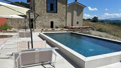 Piscina di Fuoridicampo blu o nelle vicinanze