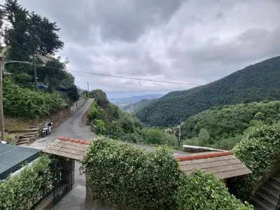 Vista generica sulle montagne o vista sulle montagne dall'interno dell'appartamento