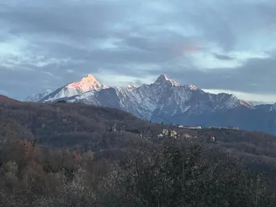 Vista generica sulle montagne o vista sulle montagne dall'interno della casa vacanze