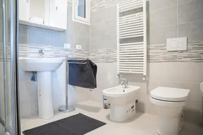 Bagno di 044b - Villetta Moderna 01-24D con VASCA IDROMASSAGGIO in giardino, solo 15 minuti dal Mare e Spiaggia - Posto Auto GRATUITO