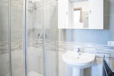 Bagno di 044b - Villetta Moderna 01-24D con VASCA IDROMASSAGGIO in giardino, solo 15 minuti dal Mare e Spiaggia - Posto Auto GRATUITO