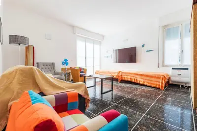 Letto o letti in una camera di Il mare in ogni stanza, Levanto