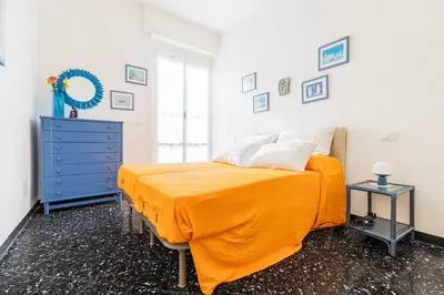 Letto o letti in una camera di Il mare in ogni stanza, Levanto