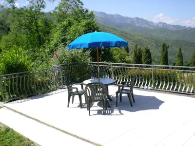 Vista generica sulle montagne o vista sulle montagne dall'interno dell'appartamento