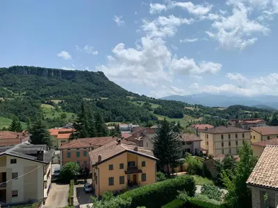 Vista generica sulle montagne o vista sulle montagne dall'interno dell'appartamento