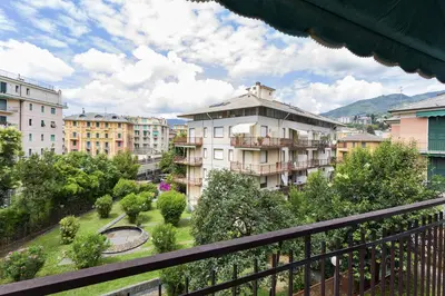 Vista generica sulle montagne o vista sulle montagne dall'interno dell'appartamento
