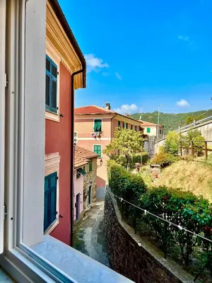 Vista generica sulle montagne o vista sulle montagne dall'interno dell'appartamento