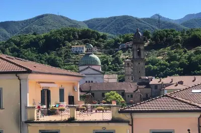 Vista generica sulle montagne o vista sulle montagne dall'interno dell'appartamento