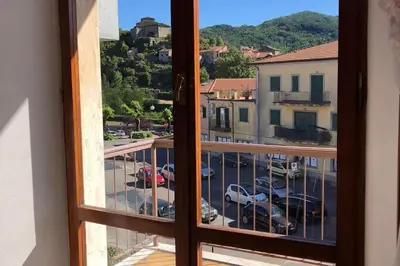 Vista generica sulle montagne o vista sulle montagne dall'interno dell'appartamento