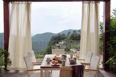 Vista generica sulle montagne o vista sulle montagne dall'interno della villa