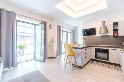 Cucina o angolo cottura di GuestHost - Lovely & Cozy Apartment with Terrace