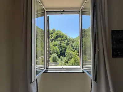 Vista generica sulle montagne o vista sulle montagne dall'interno dell'appartamento