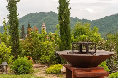 Vista generica sulle montagne o vista sulle montagne dall'interno della villa