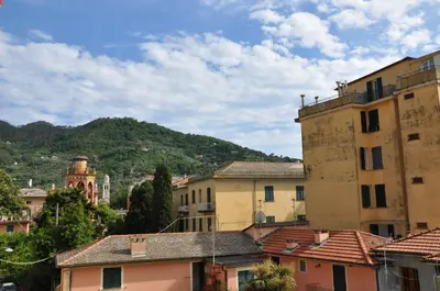 Vista generica sulle montagne o vista sulle montagne dall'interno dell'appartamento