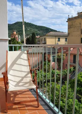 Vista generica sulle montagne o vista sulle montagne dall'interno dell'appartamento