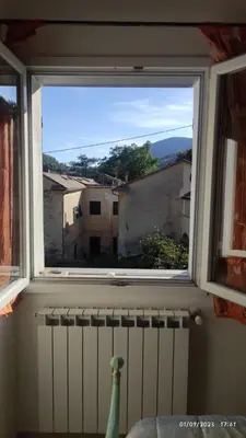 Vista generica sulle montagne o vista sulle montagne dall'interno dell'appartamento
