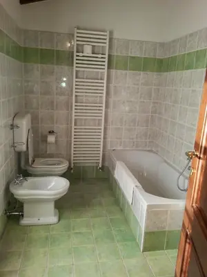Bagno di Refurbished 3 Bedroom Farmhouse in Emilia