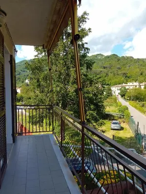 Vista generica sulle montagne o vista sulle montagne dall'interno dell'appartamento