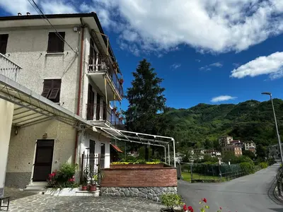 Vista generica sulle montagne o vista sulle montagne dall'interno dell'appartamento