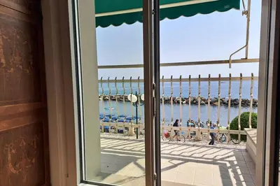 Vista generica sul mare o vista sul mare dall'interno dell'appartamento