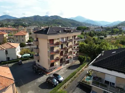 Vista generica sulle montagne o vista sulle montagne dall'interno dell'appartamento