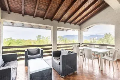 Vista generica sulle montagne o vista sulle montagne dall'interno della villa