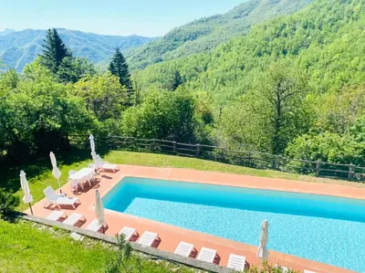 Vista generica sulle montagne o vista sulle montagne dall'interno dell'appartamento