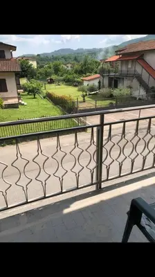 Vista generica sulle montagne o vista sulle montagne dall'interno della casa vacanze