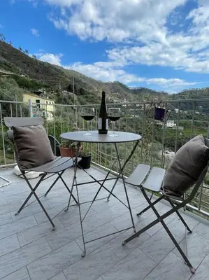Vista generica sulle montagne o vista sulle montagne dall'interno della casa vacanze