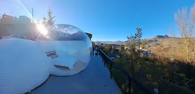 Vista generica sulle montagne o vista sulle montagne dall'interno dell'appartamento