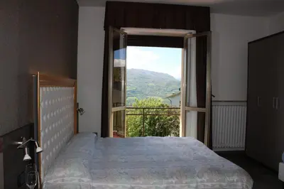 Vista generica sulle montagne o vista sulle montagne dall'interno dell'hotel