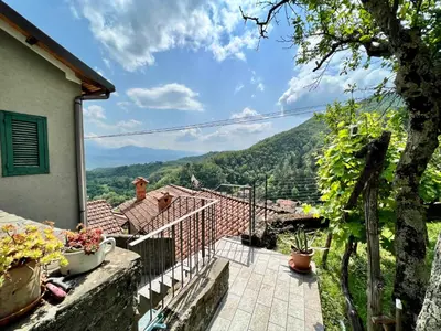 Vista generica sulle montagne o vista sulle montagne dall'interno dell'appartamento