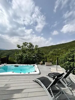 Vista generica sulle montagne o vista sulle montagne dall'interno dell'appartamento
