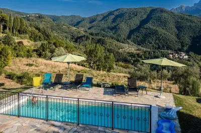 Vista generica sulle montagne o vista sulle montagne dall'interno della casa vacanze