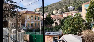 Vista generica sulle montagne o vista sulle montagne dall'interno dell'appartamento
