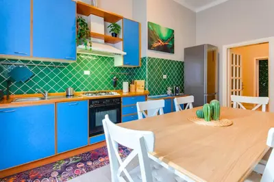 Cucina o angolo cottura di [The Garden] Centro Storico + Free Parking + Wi-Fi